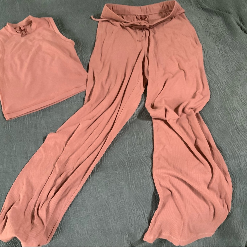 Skims set lounge, sleep pants and tank top.  Kim Kardashian’s line.